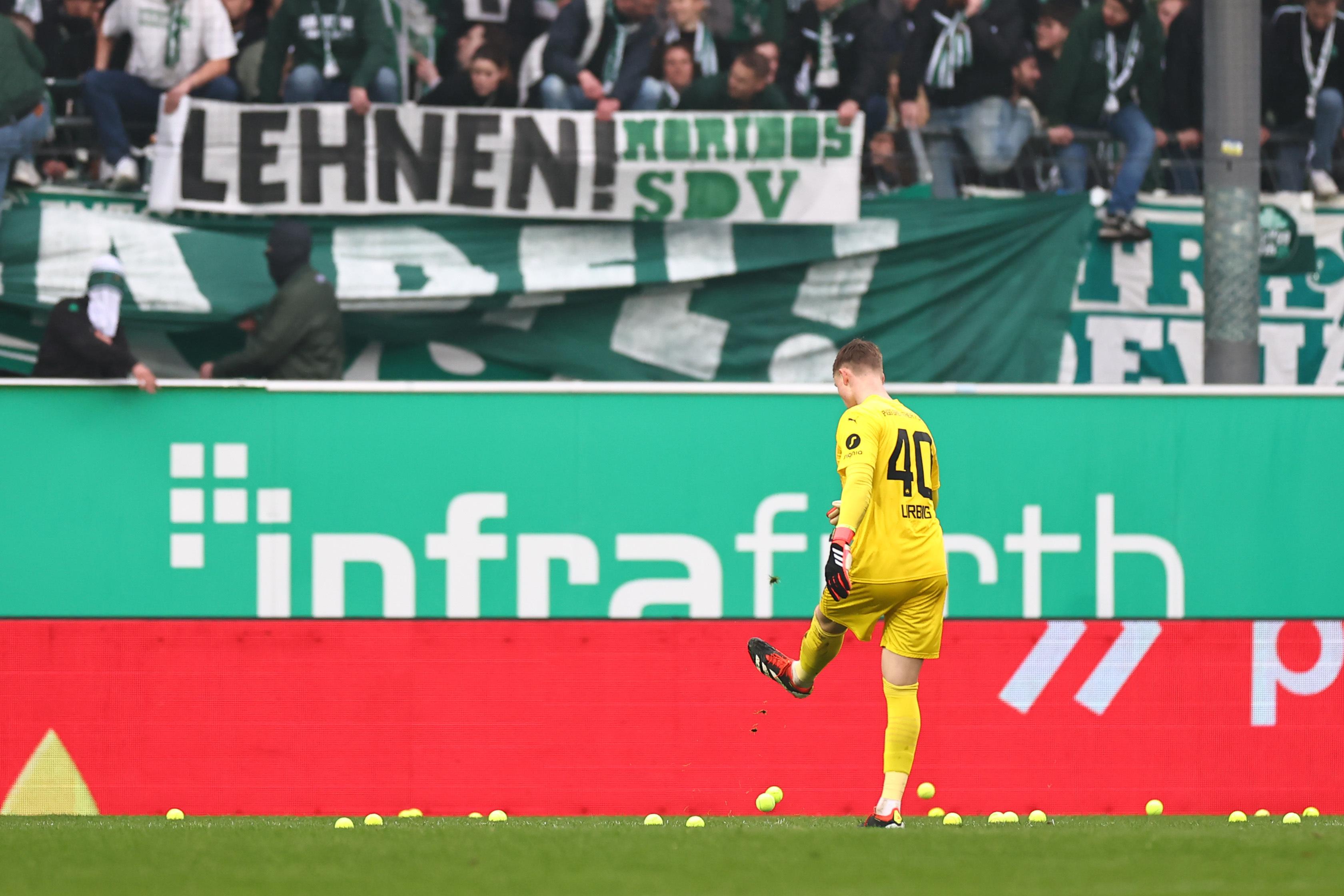 Der Fürther Torwart Jonas Urbig schießt Tennisbälle vom Platz