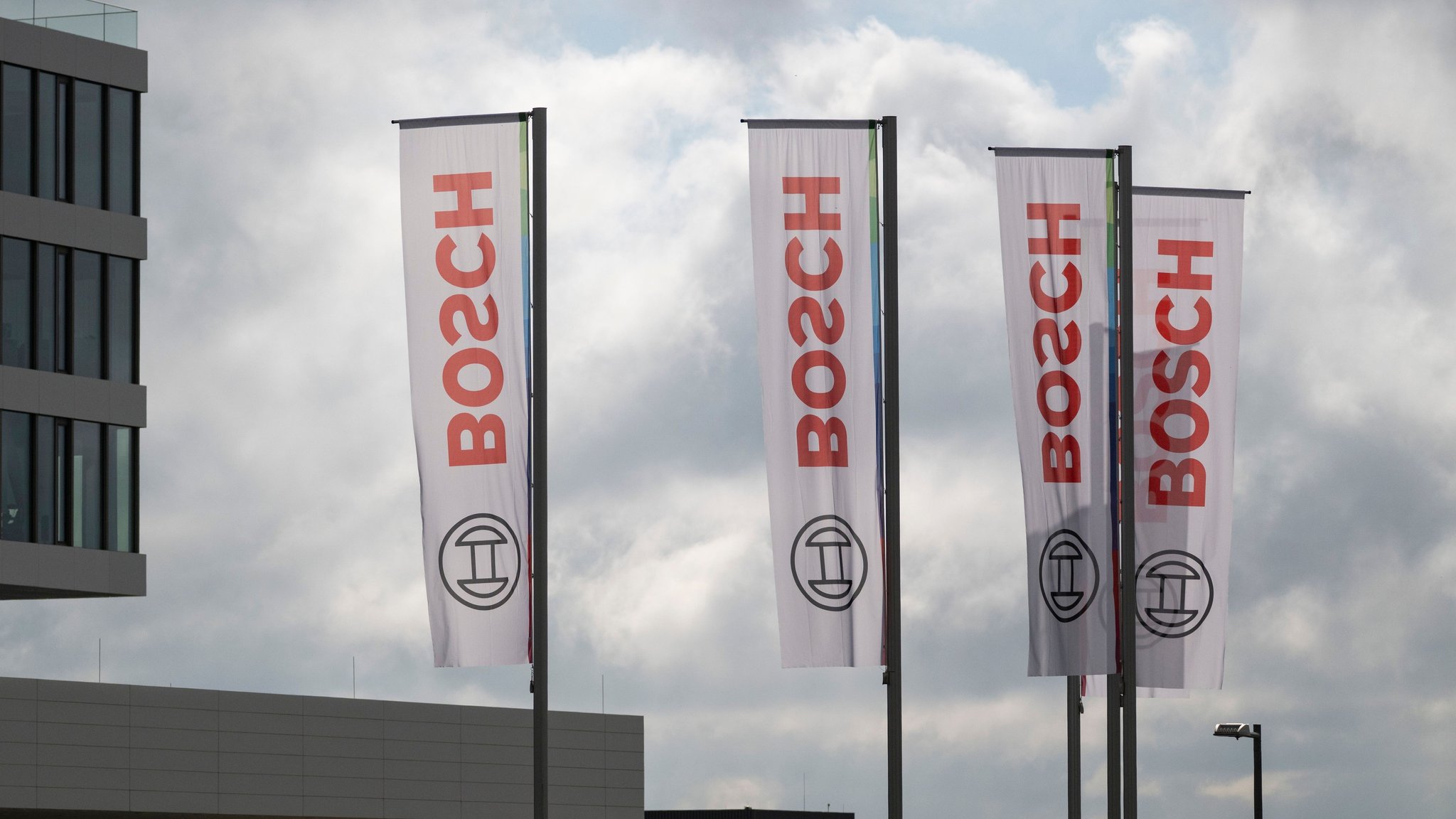 Flaggen wehen auf dem Bosch-Forschungscampus in Renningen bei Stuttgart. Der Forschungscampus ist der Hauptsitz der zentralen Forschung und Vorausentwicklung des Industriekonzerns Bosch. (zu dpa: «Bosch wächst leicht - Kerngeschäft belastet Ergebnis») Foto: Marijan Murat/dpa +++ dpa-Bildfunk +++ | Bild: dpa-Bildfunk/Marijan Murat Flaggen wehen auf dem Bosch-Forschungscampus in Renningen bei Stuttgart. Der Forschungscampus ist der Hauptsitz der zentralen Forschung und Vorausentwicklung des Industriekonzerns Bosch. (zu dpa: «Bosch wächst leicht - Kerngeschäft belastet Ergebnis») Foto: Marijan Murat/dpa +++ dpa-Bildfunk +++