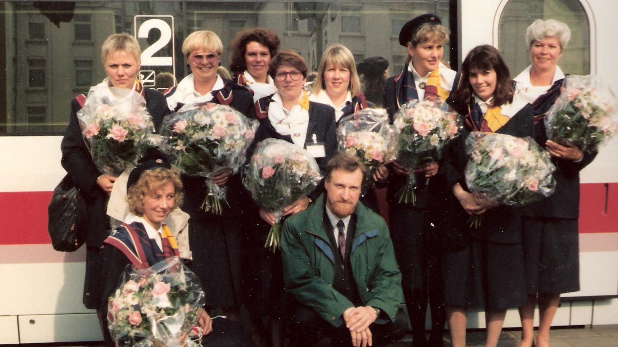 Ingulf Leuschel mit Zugbegleiterinnen und Hostesssen nach der ICE Sternfahrt von Hamburg nach Kassel bei der Rückkunft in Hamburg-Altona. 