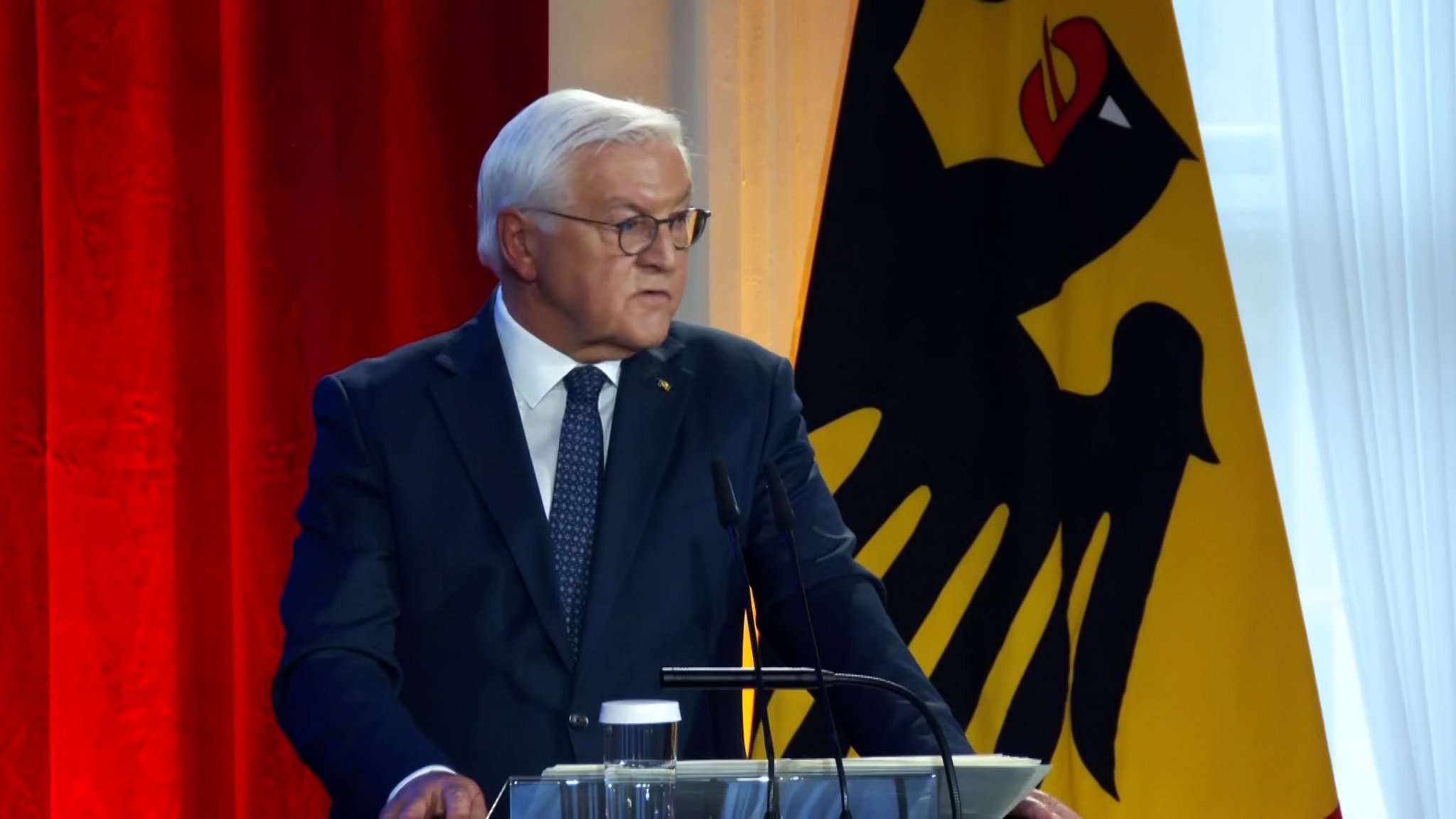 Bundespräsident Frank-Walter Steinmeier hält im Schloss Bellevue in Berlin seine Rede zum 9. November.