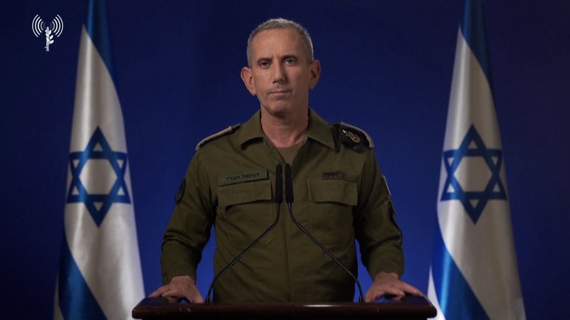 Israels Militärsprecher Daniel Hagari verkündete am Abend neue Sicherheitsmaßnahmen.