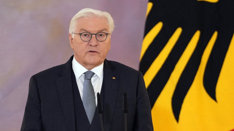 dpatopbilder - 27.12.2024, Berlin: Bundespräsident Frank-Walter Steinmeier gibt die Entscheidung über die Auflösung des Deutschen Bundestages bekannt. Steinmeier hat den Bundestag aufgelöst und die Neuwahl für den 23. Februar kommenden Jahres angesetzt. Foto: Sören Stache/dpa +++ dpa-Bildfunk +++ | Bild: dpa-Bildfunk/Sören Stache dpatopbilder - 27.12.2024, Berlin: Bundespräsident Frank-Walter Steinmeier gibt die Entscheidung über die Auflösung des Deutschen Bundestages bekannt. Steinmeier hat den Bundestag aufgelöst und die Neuwahl für den 23. Februar kommenden Jahres angesetzt. Foto: Sören Stache/dpa +++ dpa-Bildfunk +++