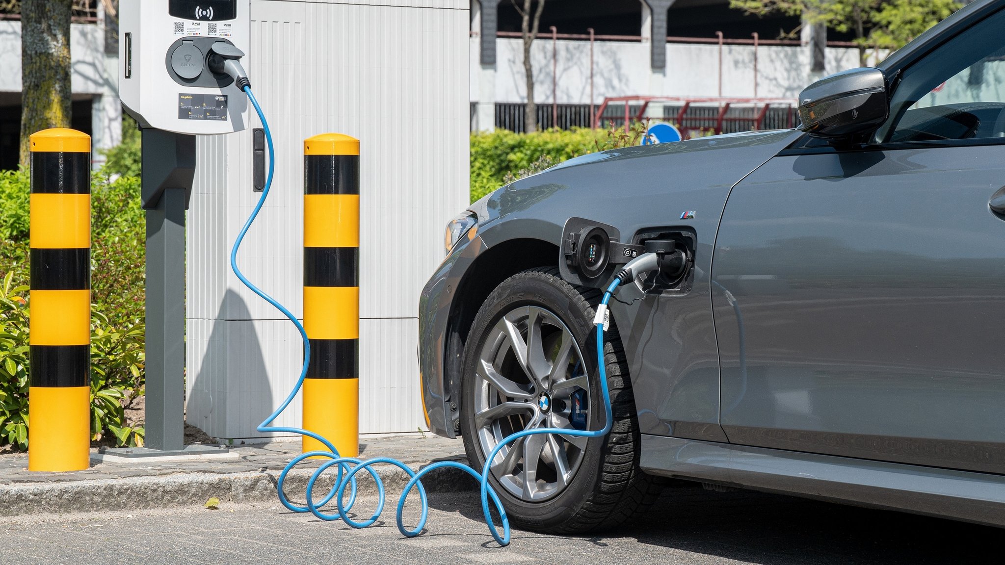 Ein BMW steht an einer Ladesäule (Archiv)