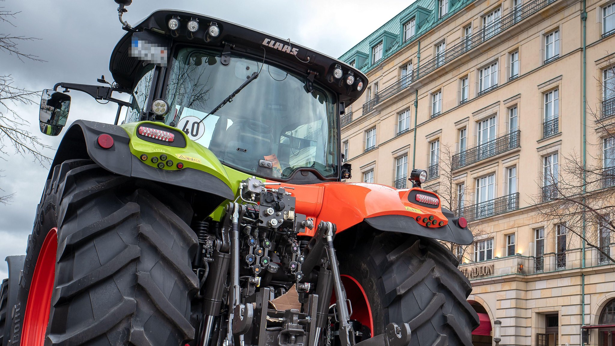 Traktor in der Stadt (Symbolbild)