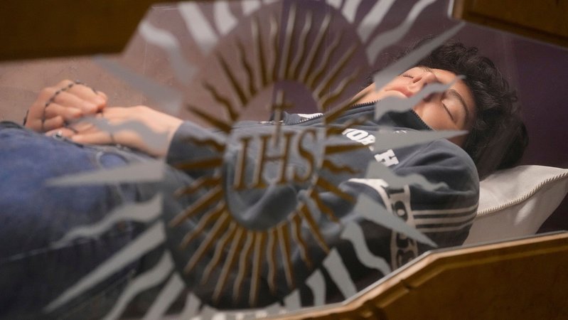 Der aufgebahrte Carlo Acutis in Assisi: Viele Pilger kommen seinetwegen. | Bild: picture alliance / ASSOCIATED PRESS | Gregorio Borgia Der aufgebahrte Carlo Acutis in Assisi: Viele Pilger kommen seinetwegen.