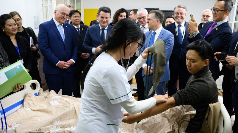Bundespräsident Steinmeier und Arbeitsminister Heil bei einer Veranstaltung zum Thema Fachkräftegewinnung. | Bild: picture alliance/dpa | Bernd von Jutrczenka Bundespräsident Steinmeier und Arbeitsminister Heil bei einer Veranstaltung zum Thema Fachkräftegewinnung.