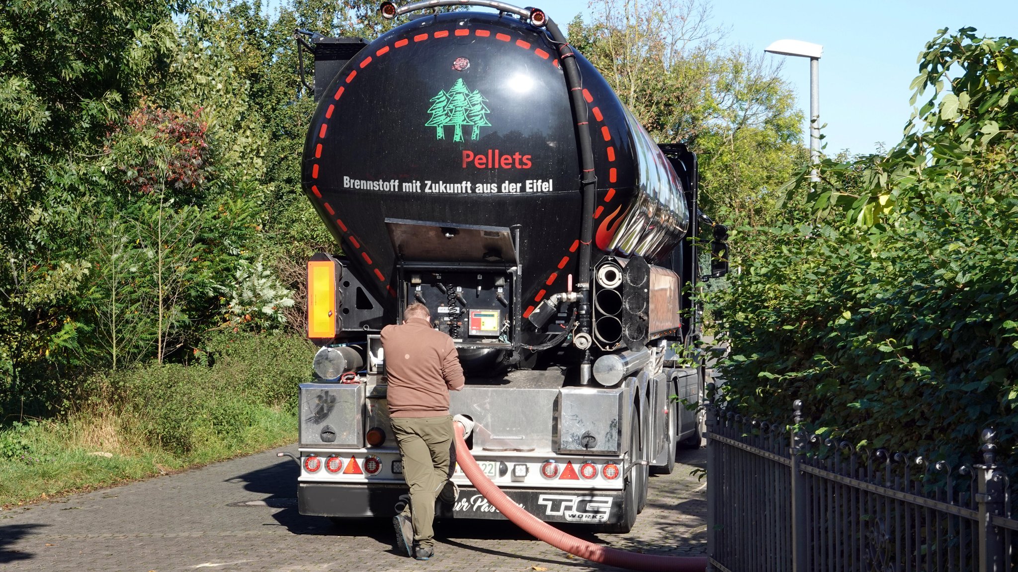 Lieferung von Holzpellets für eine Pelletheizung in einem Tanklastzug