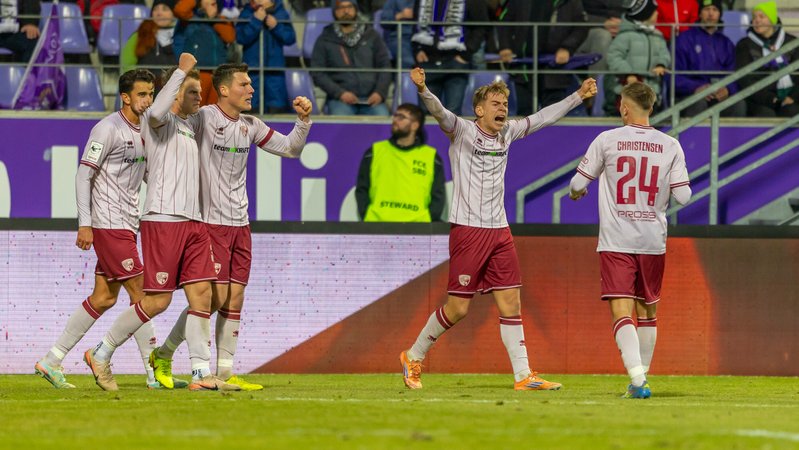 FC Ingolstadt feiert | Bild: picture-alliance/dpa FC Ingolstadt feiert