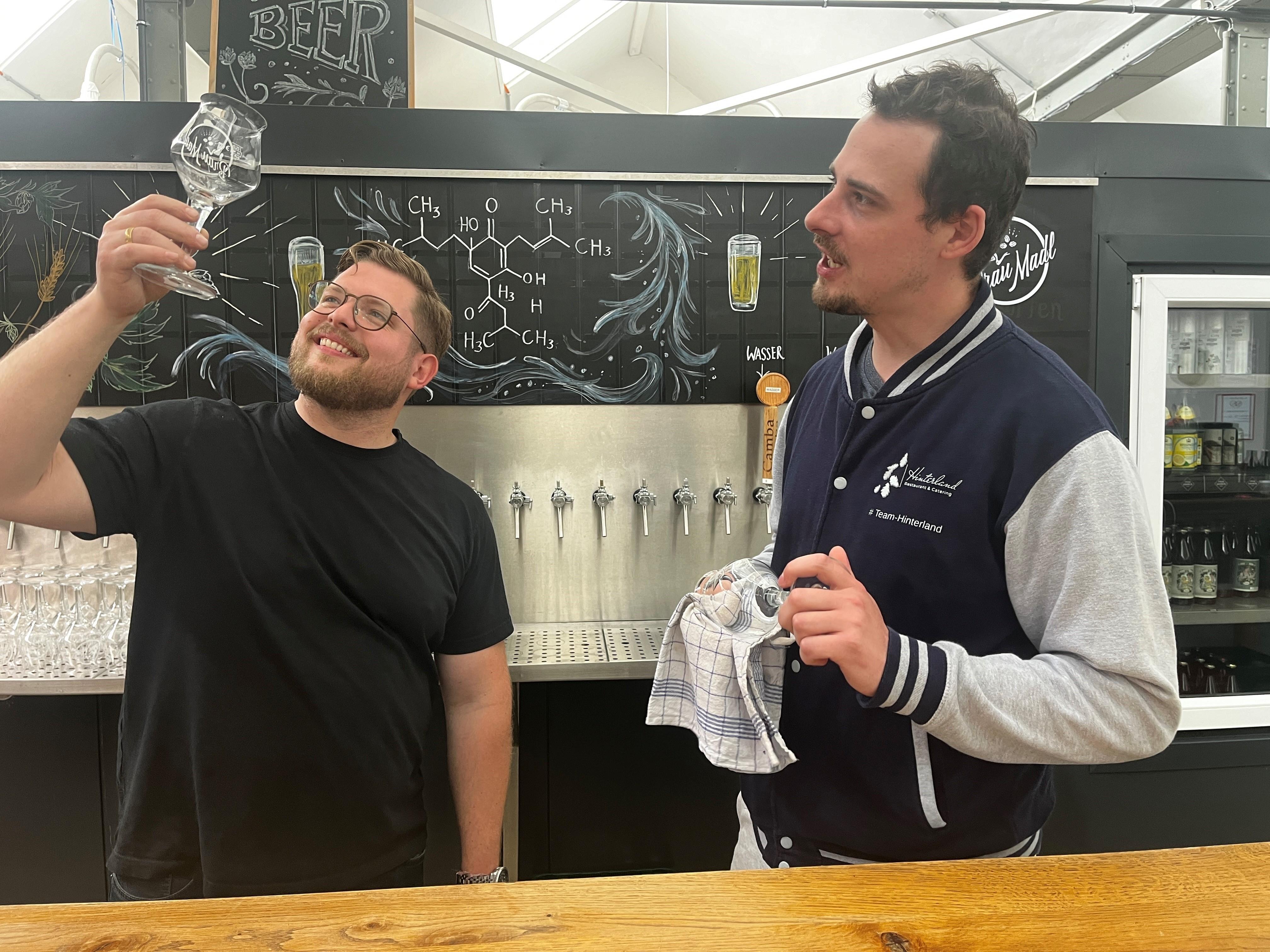 Brauer Benedikt Deniffel und Gastronom Patrick Hämmerle bereiten alles für den Start der Bewirtung in der Brauerei vor. 