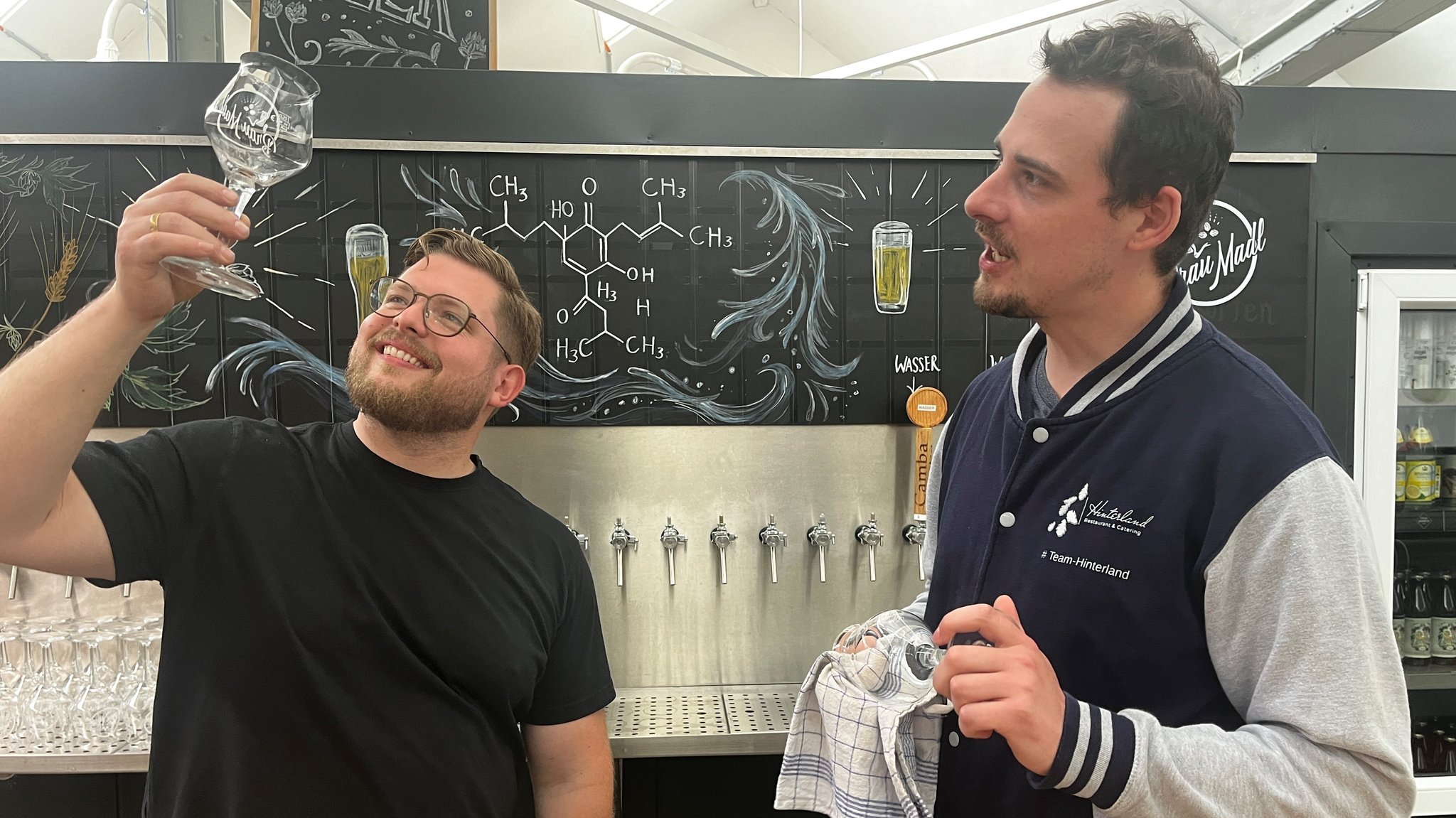 Brauer Benedikt Deniffel und Gastronom Patrick Hämmerle bereiten alles für den Start der Bewirtung in der Brauerei vor. 