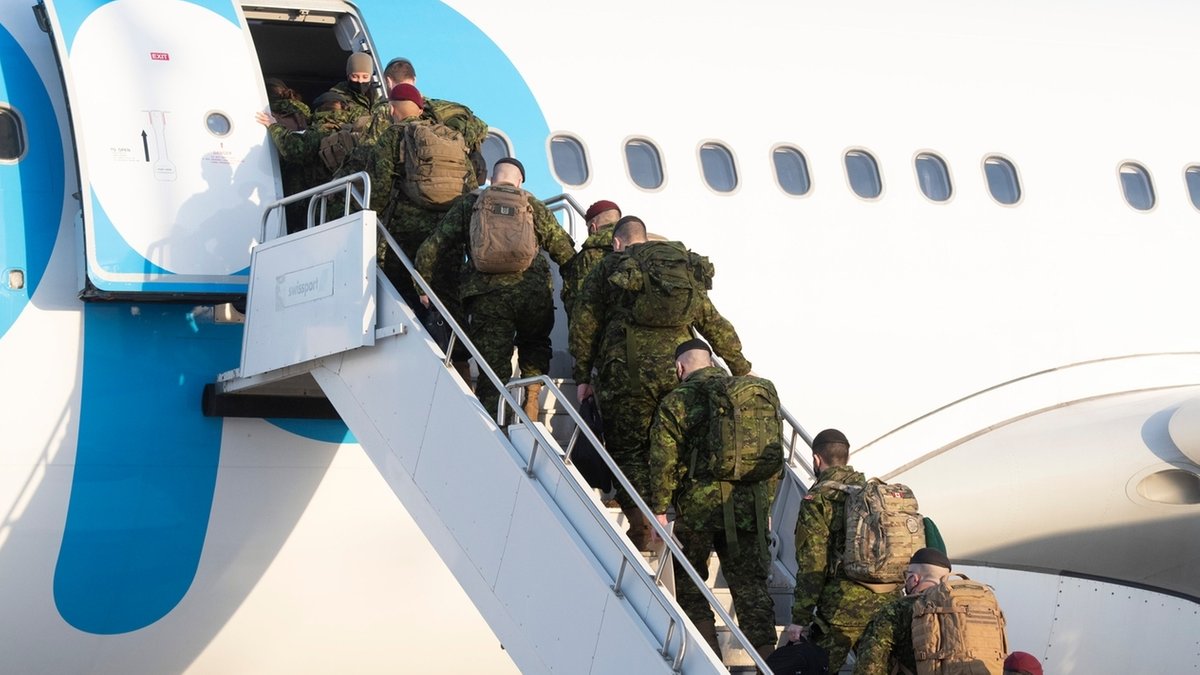 Kanadische Soldaten besteigen in Quebec City ein Flugzeug für den Einsatz in Lettland. Dies ist Teil der Entscheidung Kanadas und der NATO, ihre Präsenz in Mittel- und Osteuropa zu verstärken.