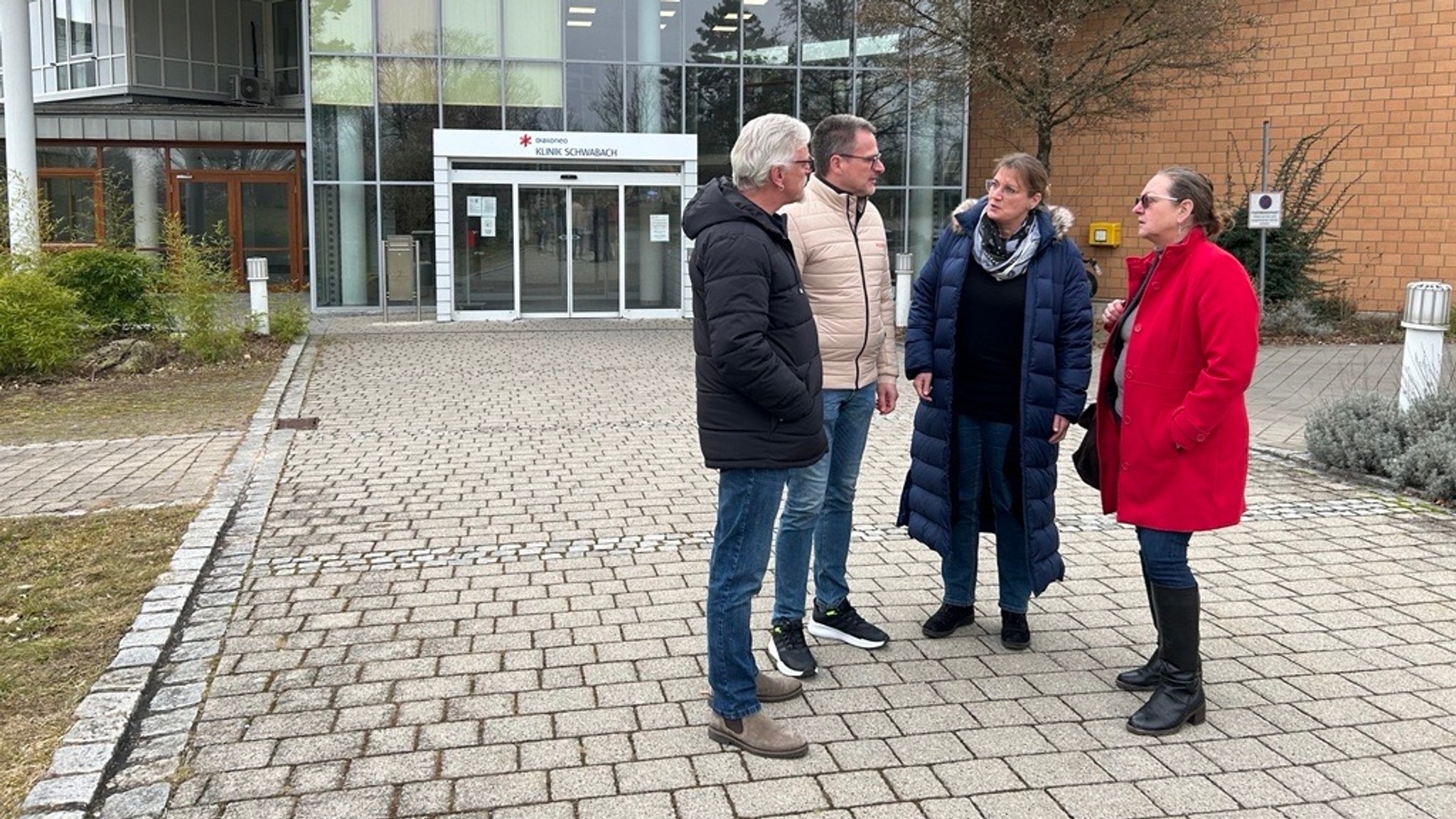 Der Betriebsrat steht vor der Klinik in Schwabach.