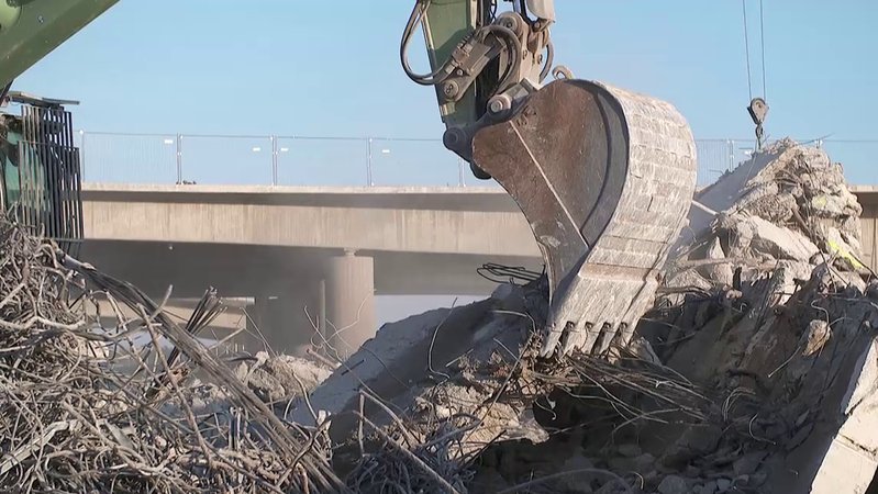 Baggerschaufel in Trümmern aus Beton und Stahl | Bild: BR Baggerschaufel in Trümmern aus Beton und Stahl