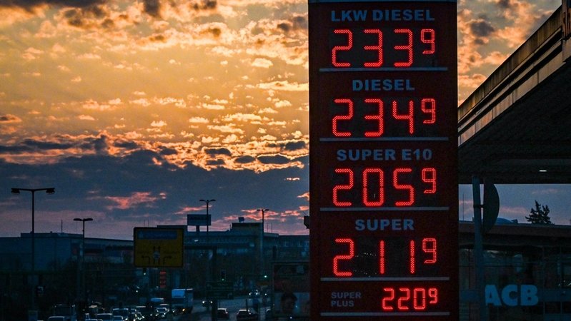 (Symbolbild) Auf einer Anzeigetafel einer Tankstelle stehen bei Sonnenaufgang die aktuellen Preise für Benzin und Diesel. | Bild: dpa-Bildfunk/Jens Kalaene (Symbolbild) Auf einer Anzeigetafel einer Tankstelle stehen bei Sonnenaufgang die aktuellen Preise für Benzin und Diesel.