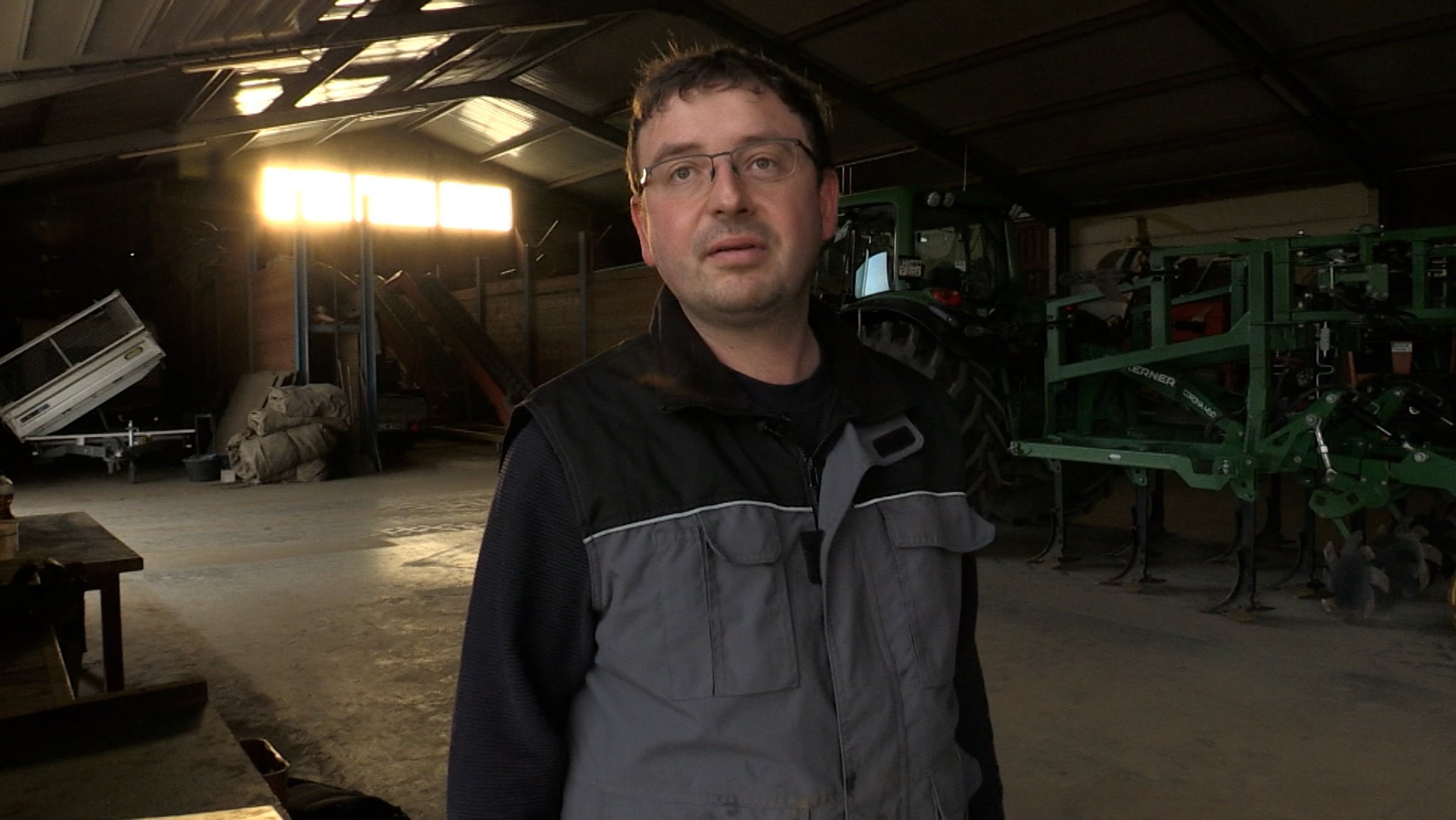 Bio-Bauer Maximilian Faul in einer Maschinenhalle