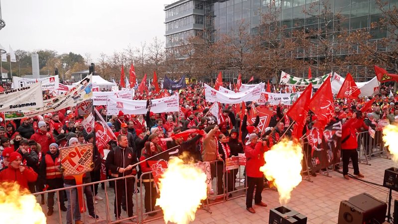 Im Tarifstreit der Metall- und Elektroindustrie sind vor der vierten Verhandlungsrunde Tausende Beschäftigte auf die Straße gegangen. | Bild: BR Im Tarifstreit der Metall- und Elektroindustrie sind vor der vierten Verhandlungsrunde Tausende Beschäftigte auf die Straße gegangen.