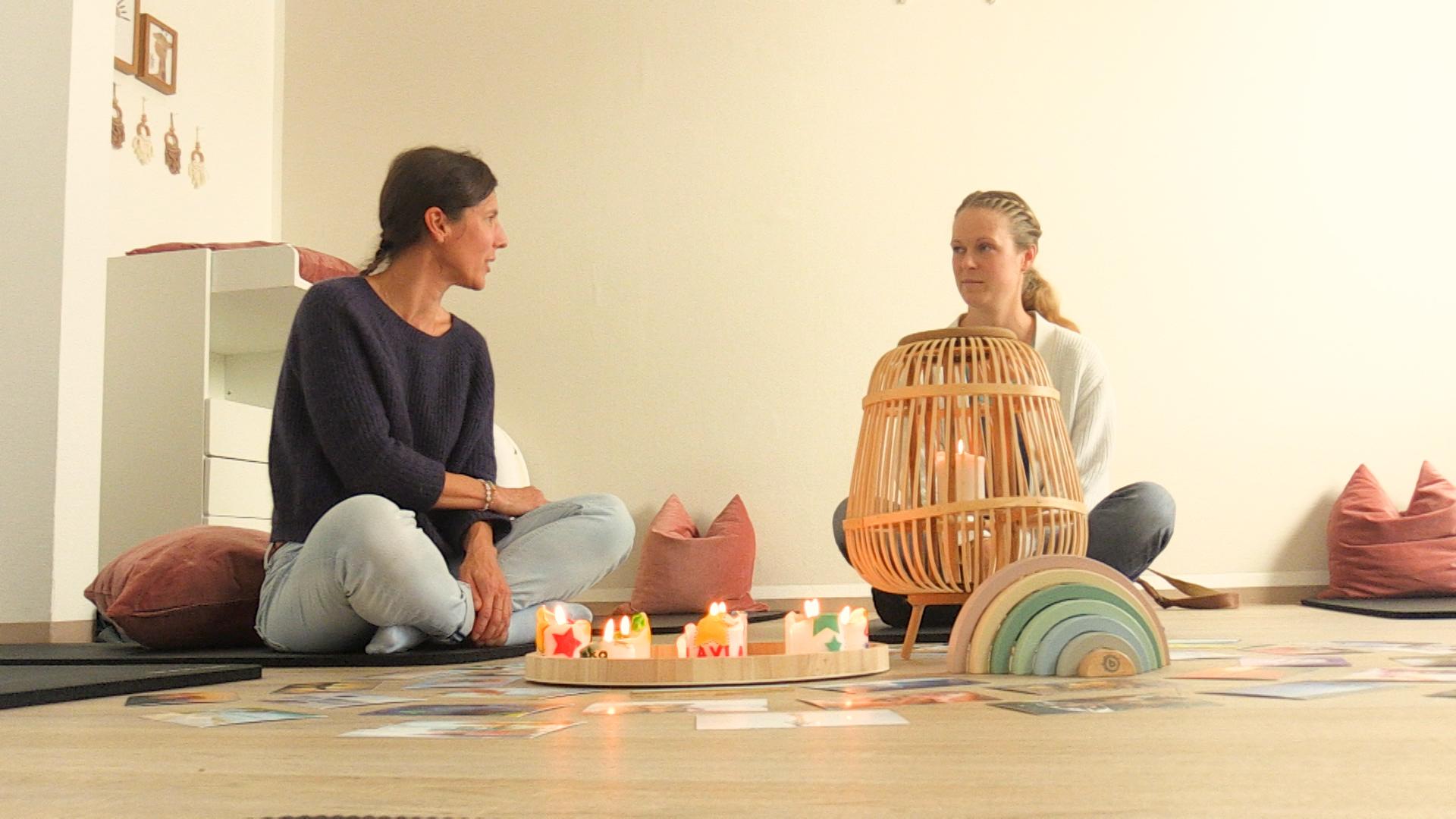 Melena und Tina sitzen auf dem Boden.