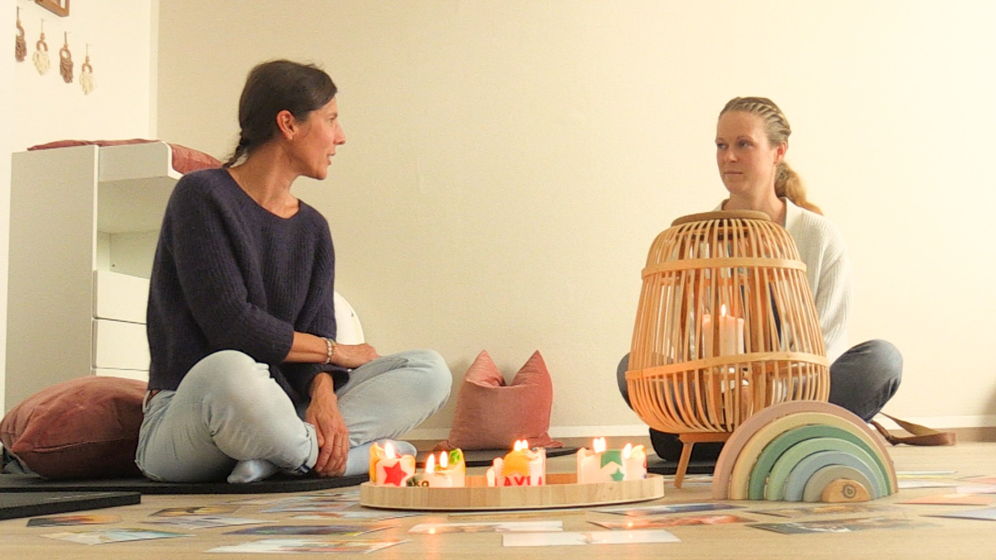 Melena und Tina sitzen auf dem Boden.