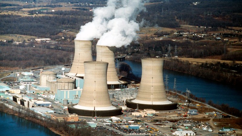 Atomkraftwerk "Three Mile Island" in den USA: Microsoft will die gesamte Leistung des AKWs in den nächsten Jahren für KI-Modelle nutzen | Bild: picture alliance/AP Photo | Richard Hertzler Atomkraftwerk "Three Mile Island" in den USA: Microsoft will die gesamte Leistung des AKWs in den nächsten Jahren für KI-Modelle nutzen