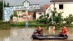 Nach dem doppelten Dammbruch am 24. Mai 1999 herrschte in Neustadt an der Donau Ausnahmezustand. | Bild:picture-alliance/dpa/Claus Felix