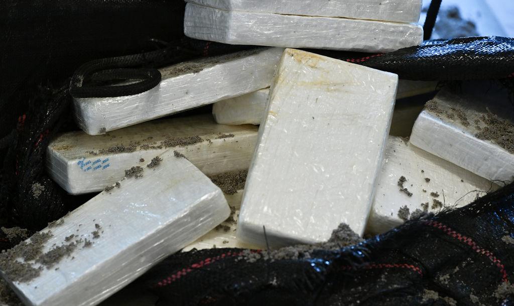 24.10.2025, Hessen, Wiesbaden: Sichergestelltes Kokain aus einem Drop-off vor Borkum wird während einer Pressekonferenz im Bundeskriminalamt (BKA) präsentiert. Bundesinnenministerium und BKA stellen in Wiesbaden die Bundeslagebilder Rauschgift und Organisierte Kriminalität 2024 vor. Foto: Arne Dedert/dpa +++ dpa-Bildfunk +++