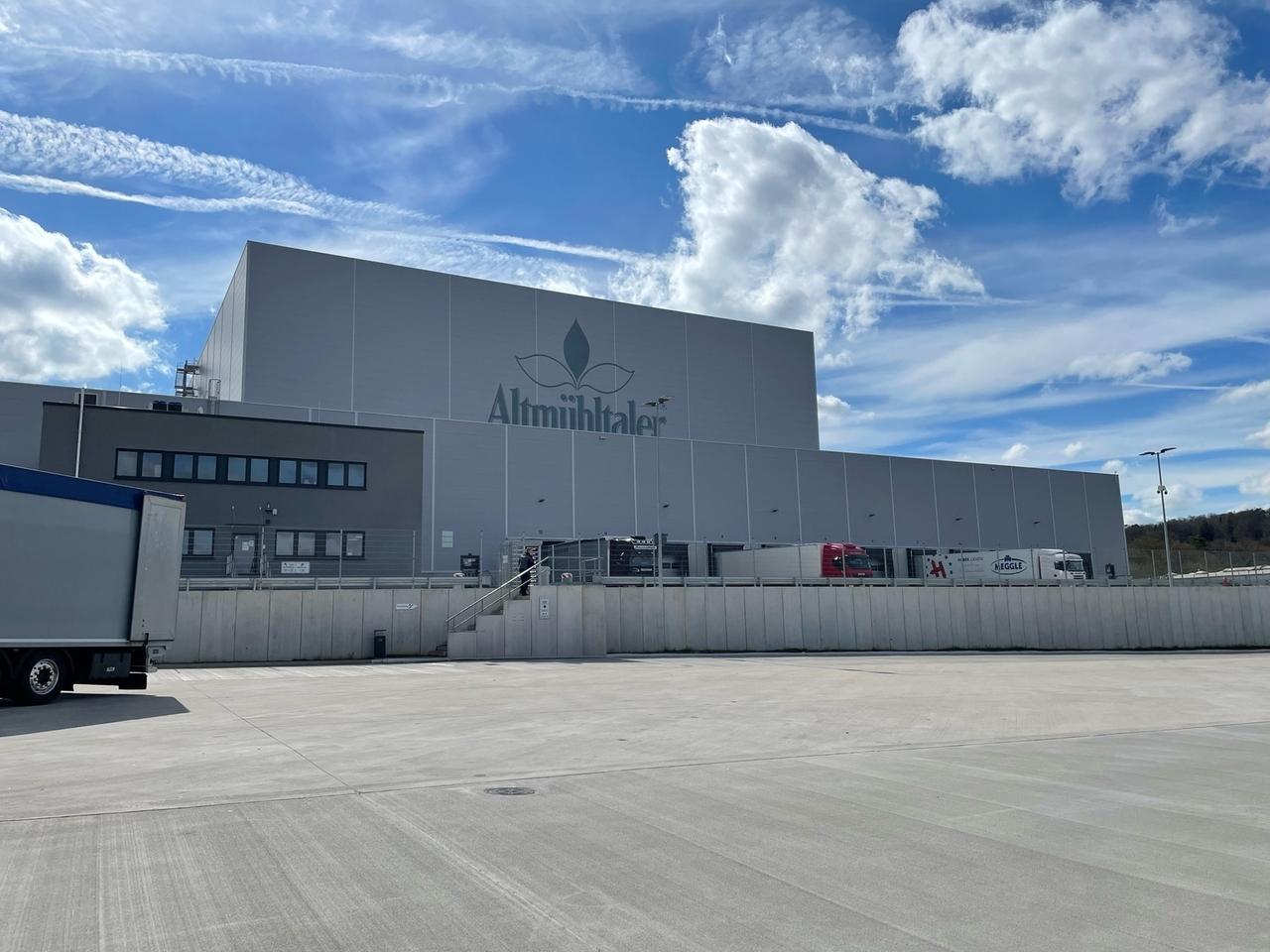 Das Hochregallager von Altmühltaler am Stadtrand von Treuchtlingen