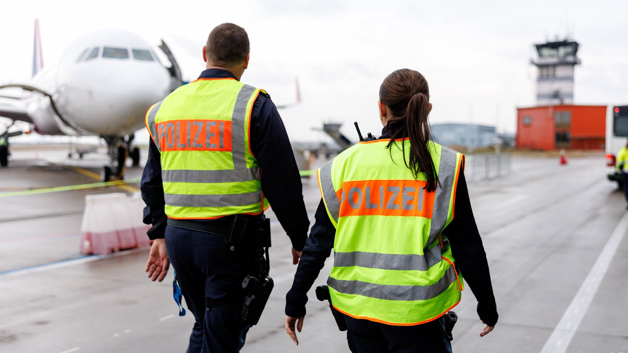 Symbolbild: Polizisten am Airport Memmingen | Bild: picture alliance/dpa | Matthias Balk 513502448.jpg Symbolbild: Polizisten am Airport Memmingen