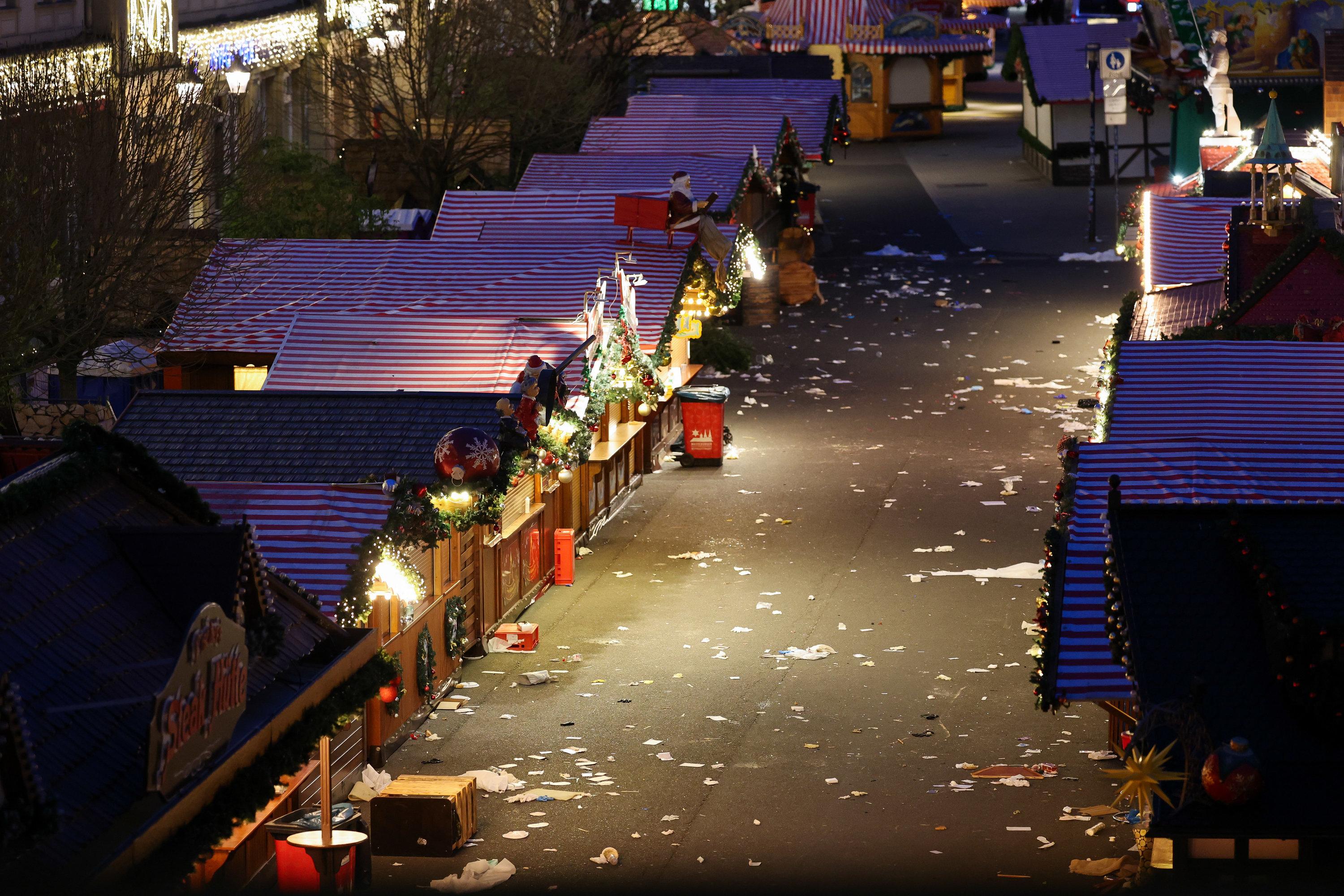 21.12.2024, Sachsen-Anhalt, Magdeburg: Weihnachtsmarktbuden stehen auf dem geschlossenen Magdeburger Weihnachtsmarkt. Am Vorabend war ein Autofahrer in eine Menschengruppe gefahren. Es gab mehrere Tote und Verletzte.