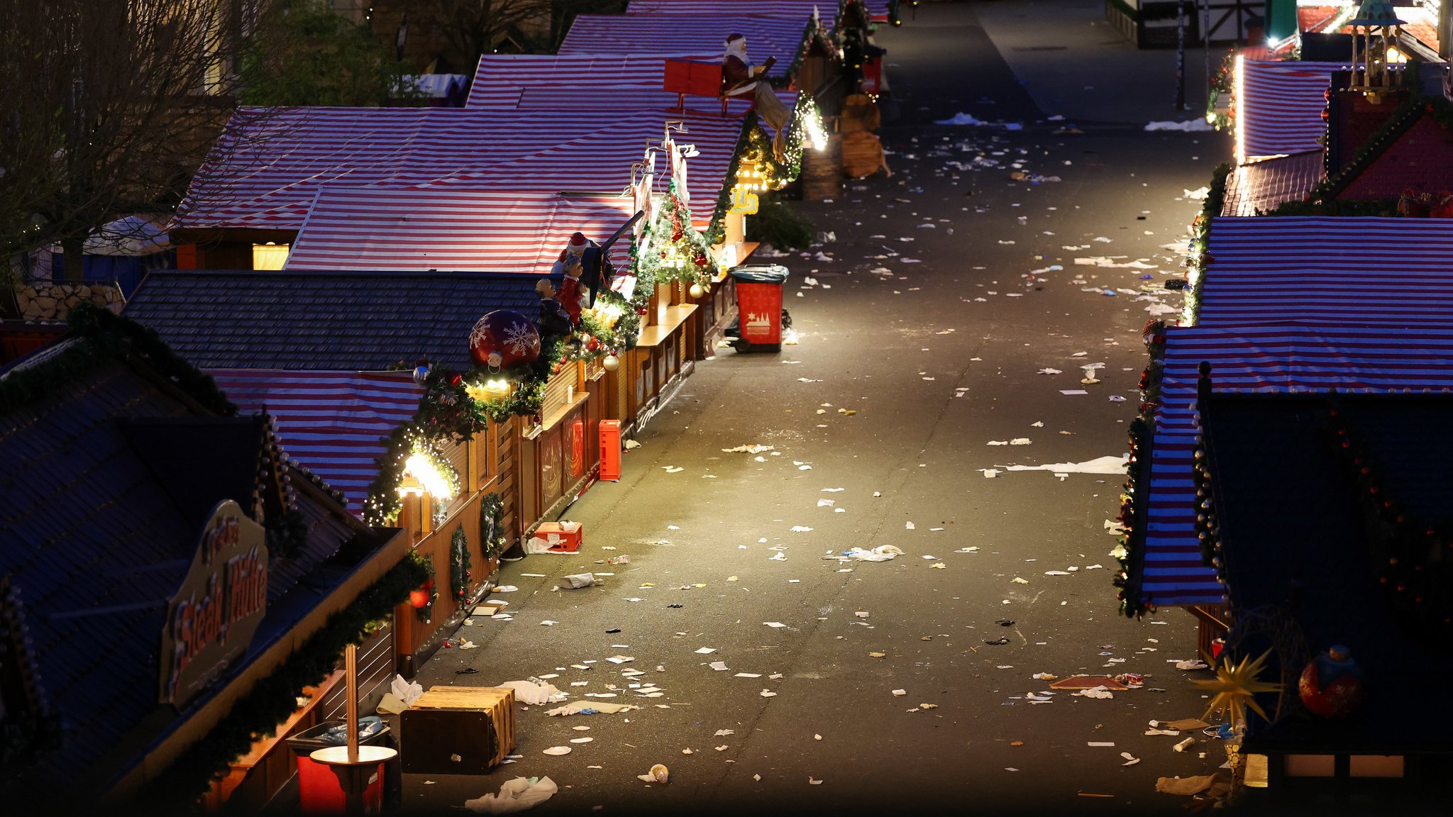 21.12.2024, Sachsen-Anhalt, Magdeburg: Weihnachtsmarktbuden stehen auf dem geschlossenen Magdeburger Weihnachtsmarkt. Am Vorabend war ein Autofahrer in eine Menschengruppe gefahren. Es gab mehrere Tote und Verletzte.