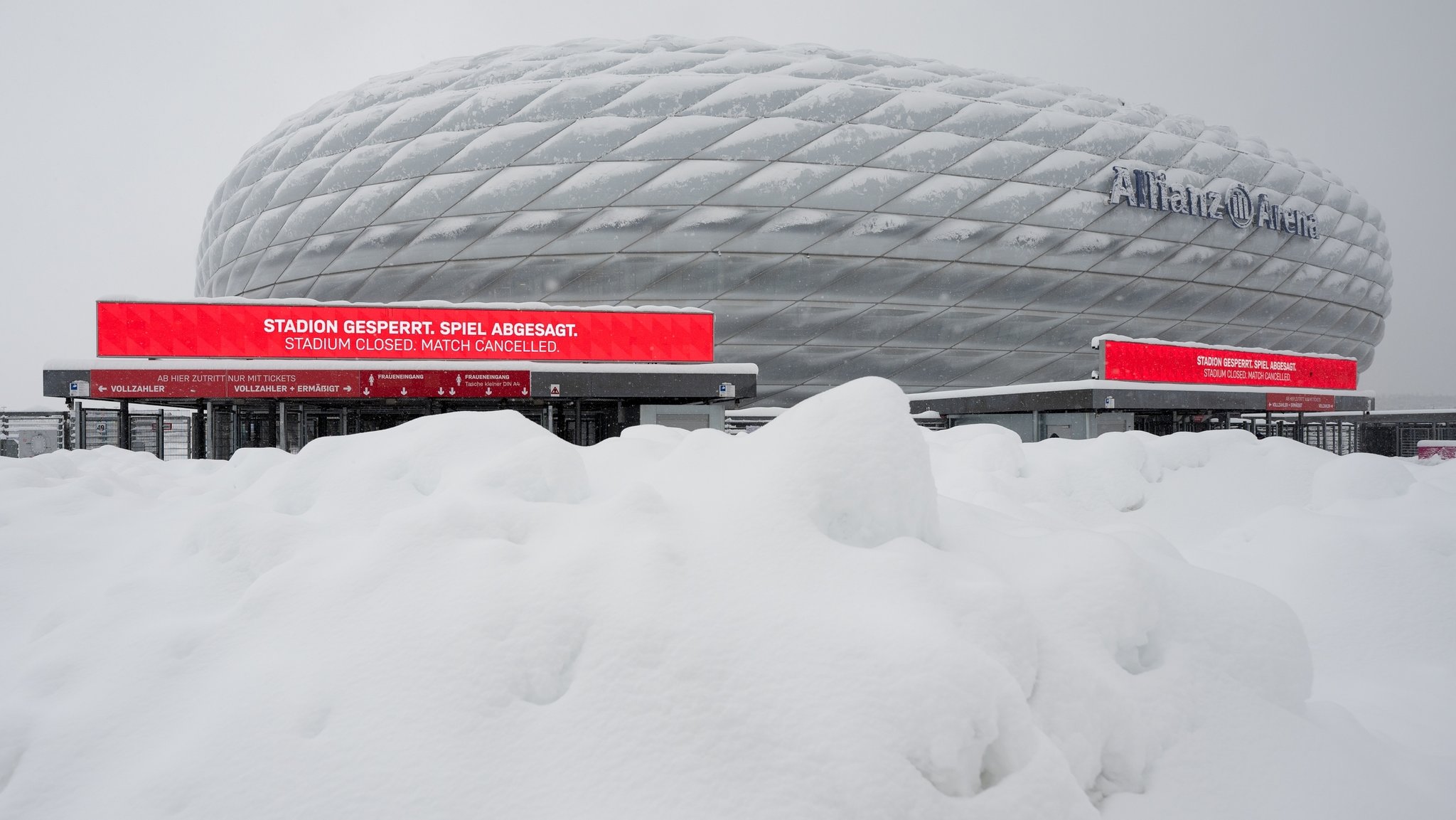 Allianz Arena unter Schnee