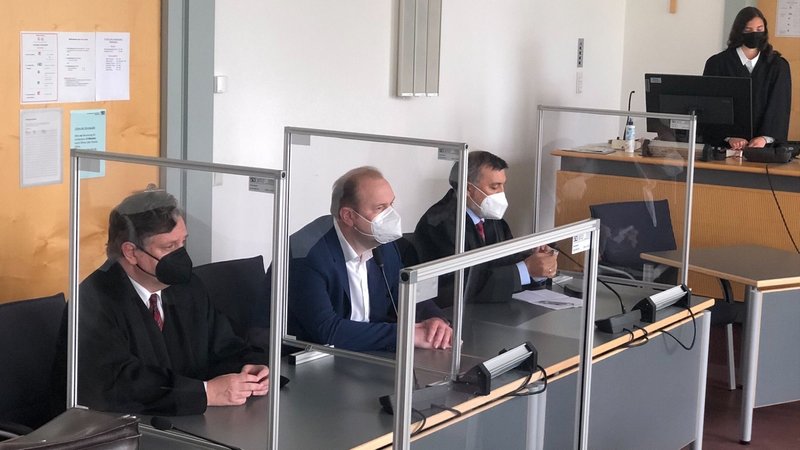 Wegen der Vorwürfe um Parteispenden und verdeckte Wahlkampfhilfe stand der ehemalige OB-Kandidat der CSU, Christian Schlegl vor dem Landgericht Regensburg. Heute fiel das Urteil: Schlegl muss wegen Beihilfe zur Steuerhinterziehung 20.000 Euro Strafe zahlen.