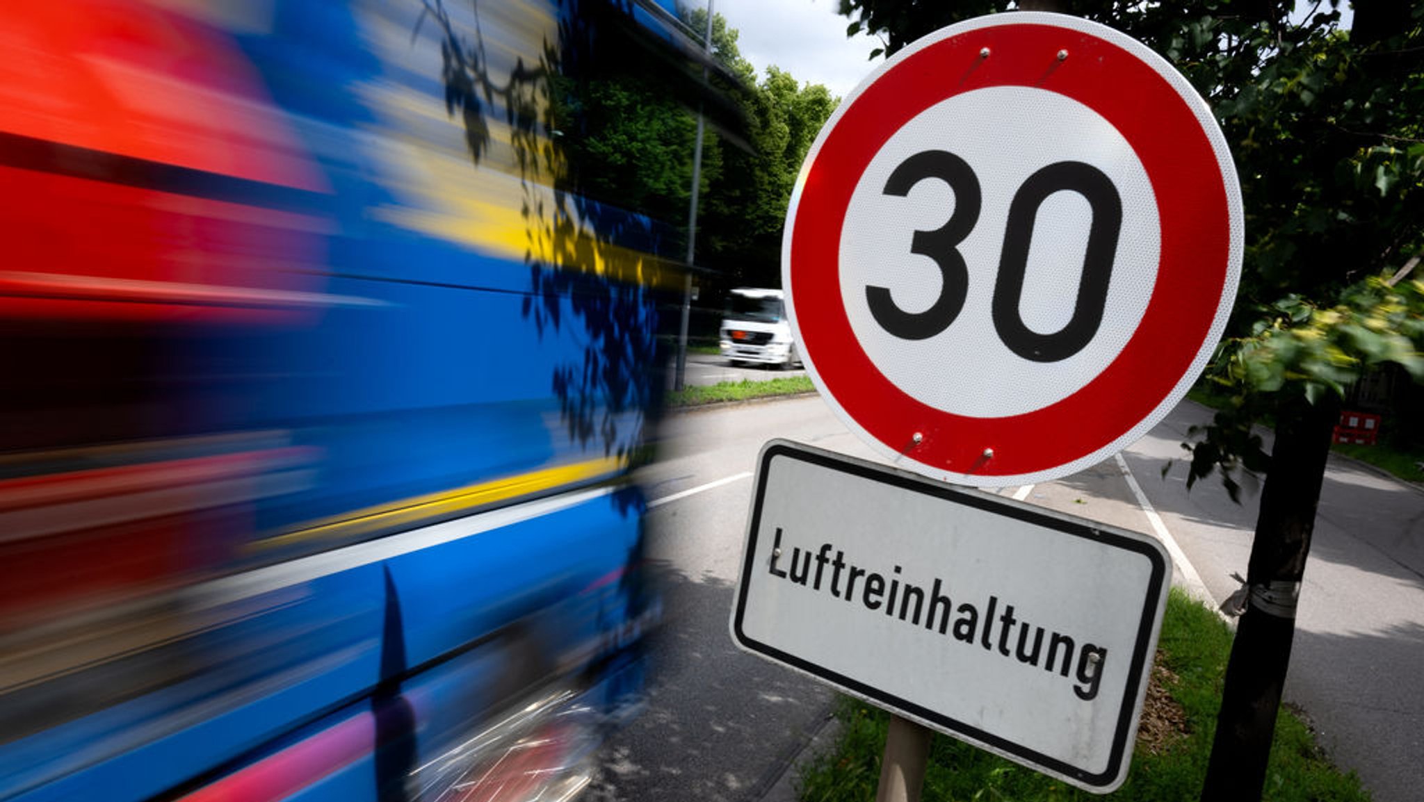 ARCHIV - 04.06.2024, Bayern, München: Ein Schild weist an Landshuter Allee am Mittleren Ring auf die Geschwindigkeitsbegrenzung von 30 km/h zur Luftreinhaltung hin. An der Landshuter Allee wurde jahrelang im Schnitt der bundesweit höchste Wert des gesundheitsschädlichen Abgases Stickstoffdioxid gemessen. Auf einem rund 2,5 Kilometer langen Abschnitt des Mittleren Rings gilt daher nun Tempo 30. (zu dpa: «München bleibt bei Tempo 30-Abschnitt am Mittleren Ring») Foto: Sven Hoppe/dpa +++ dpa-Bildfunk +++