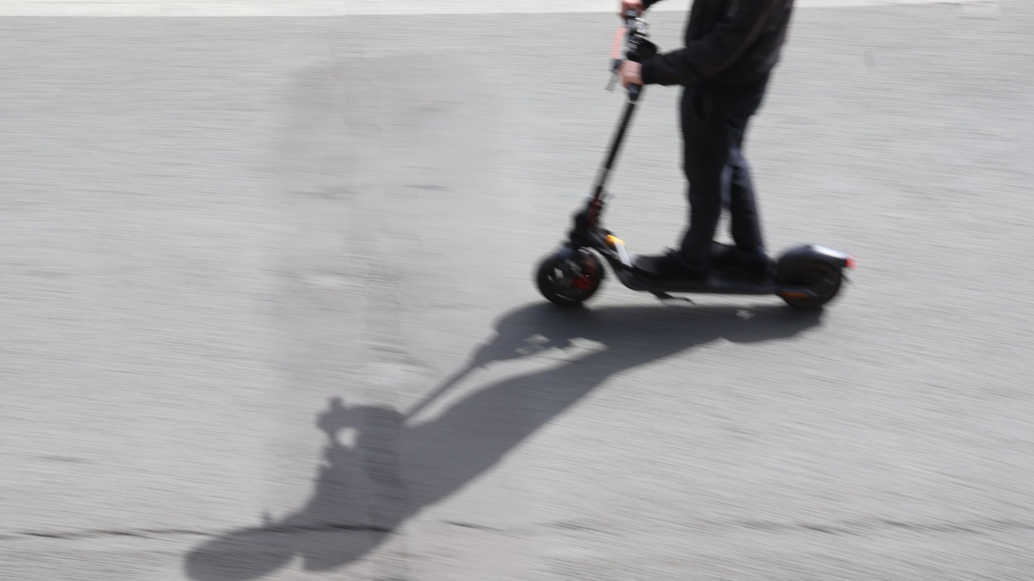 Man auf einem E-Scooter. | Bild: picture alliance / INSIDE-PICTURE | IP Man auf einem E-Scooter.