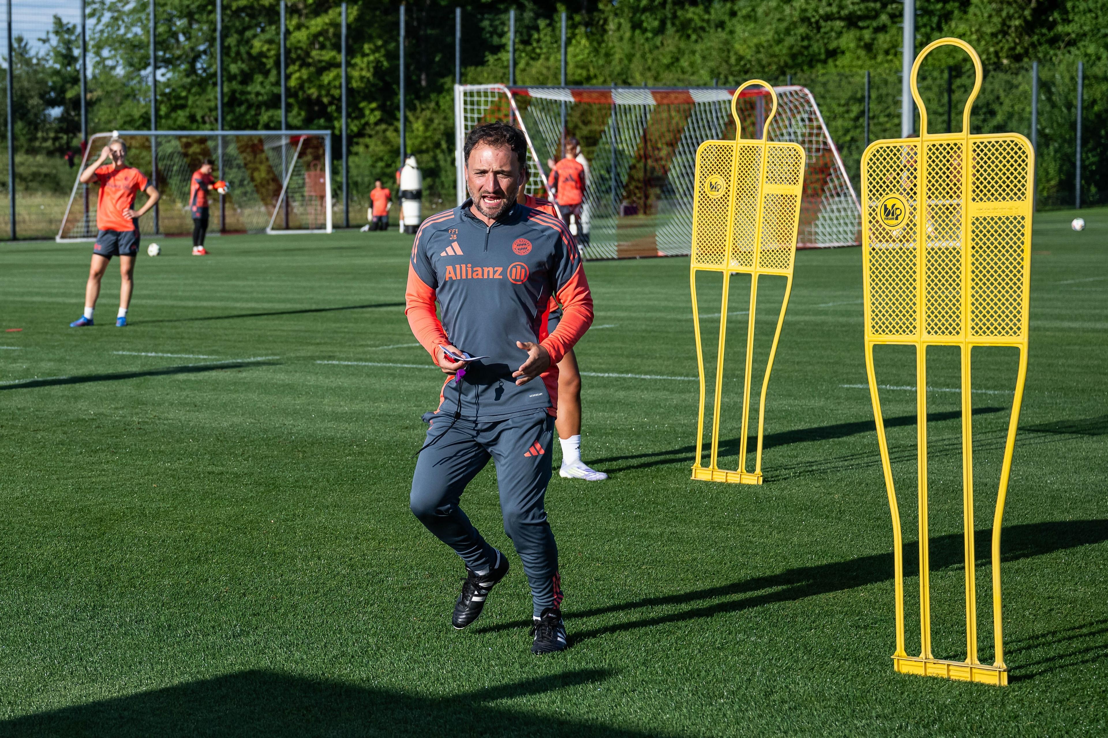 José Barcala bei seinem ersten Training der FC Bayern Frauen 