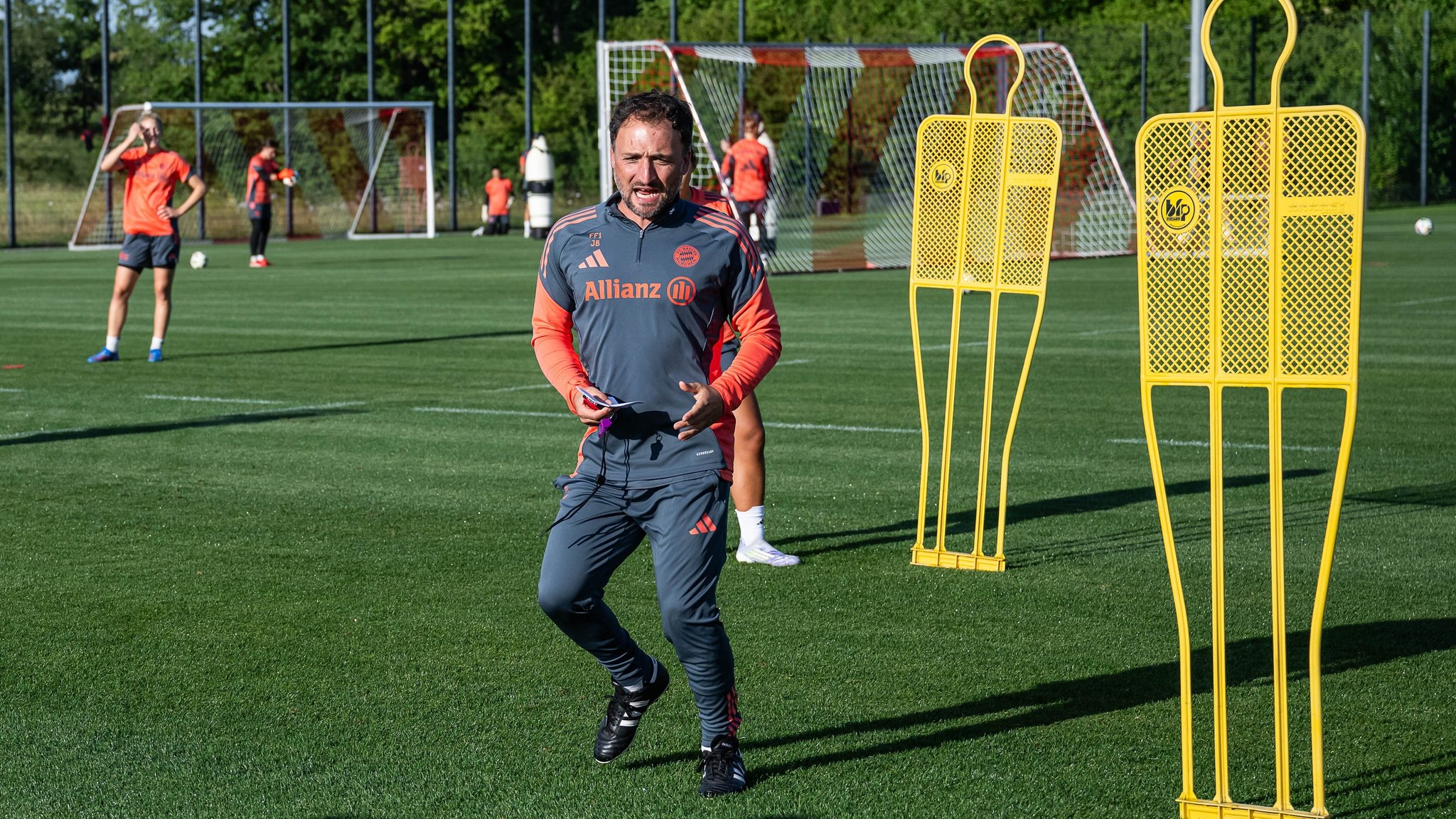 José Barcala bei seinem ersten Training der FC Bayern Frauen 