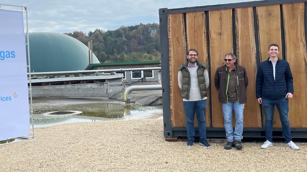 Pilotprojekt in Dollnstein: Wasserstoff direkt aus der Biogasanlage. Daran arbeiten Gianluca Pauletto, Josef Kerner und Adrian Riendl (v.r.n.l.)