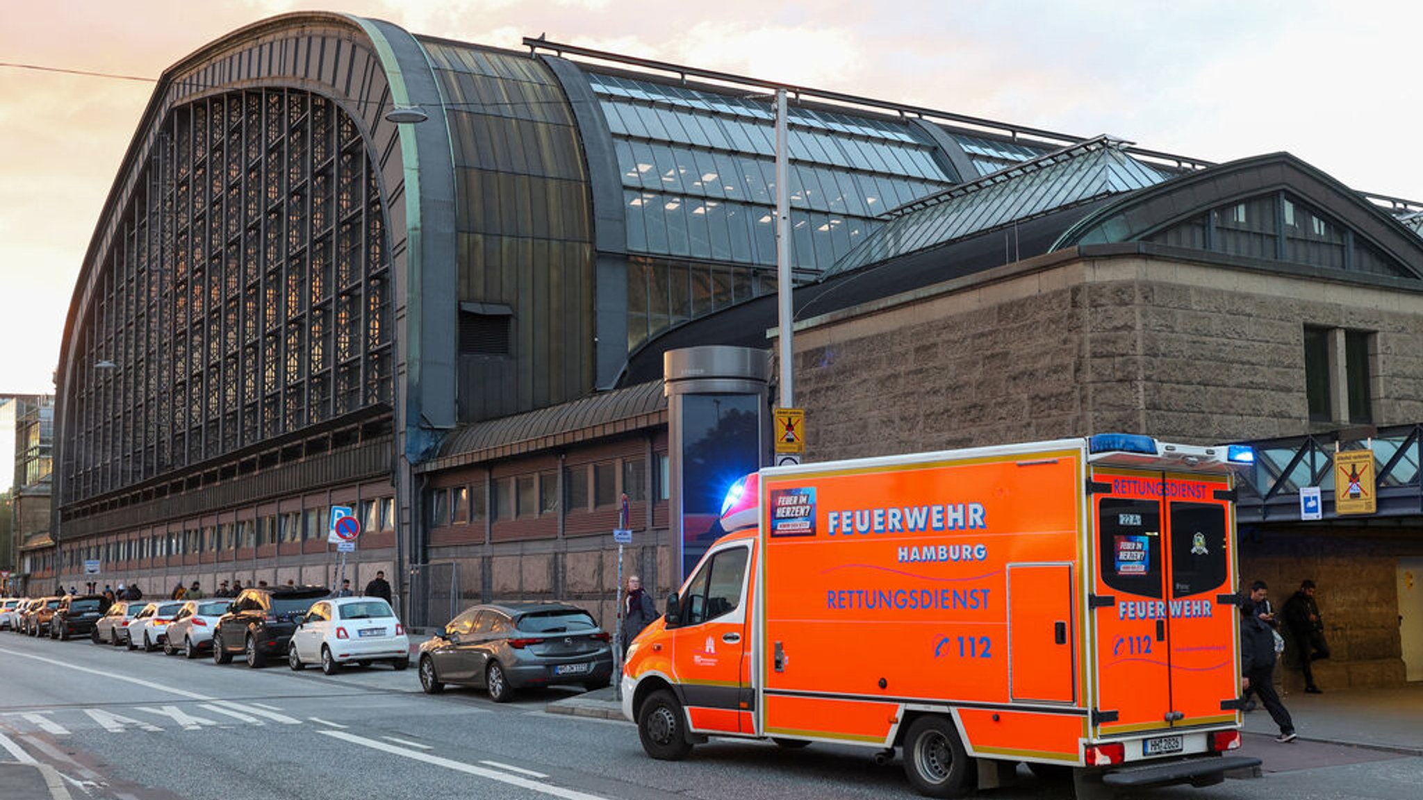 02.10.2024, Hamburg: Ein Rettungswagen steht vor dem Hauptbahnhof. Am Hamburger Hauptbahnhof ist mindestens ein Mensch wegen einer möglichen schweren Infektionskrankheit mit einem Spezialfahrzeug der Feuerwehr ins Krankenhaus gebracht worden. Dafür wurde ein Bahnsteig gesperrt. Foto: Bodo Marks/dpa +++ dpa-Bildfunk +++