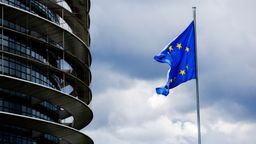 Die Flagge der Europäischen Union weht vor dem Gebäude des Europäischen Parlaments im Wind.  | Bild:picture alliance/dpa | Philipp von Ditfurth