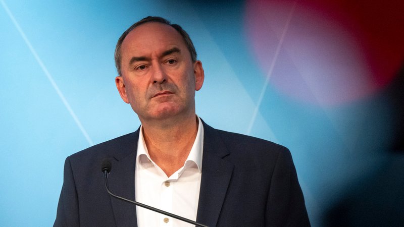 Aus dem Archiv: Bayerns Wirtschaftsminister Hubert Aiwanger | Bild: dpa-Bildfunk/Peter Kneffel Aus dem Archiv: Bayerns Wirtschaftsminister Hubert Aiwanger