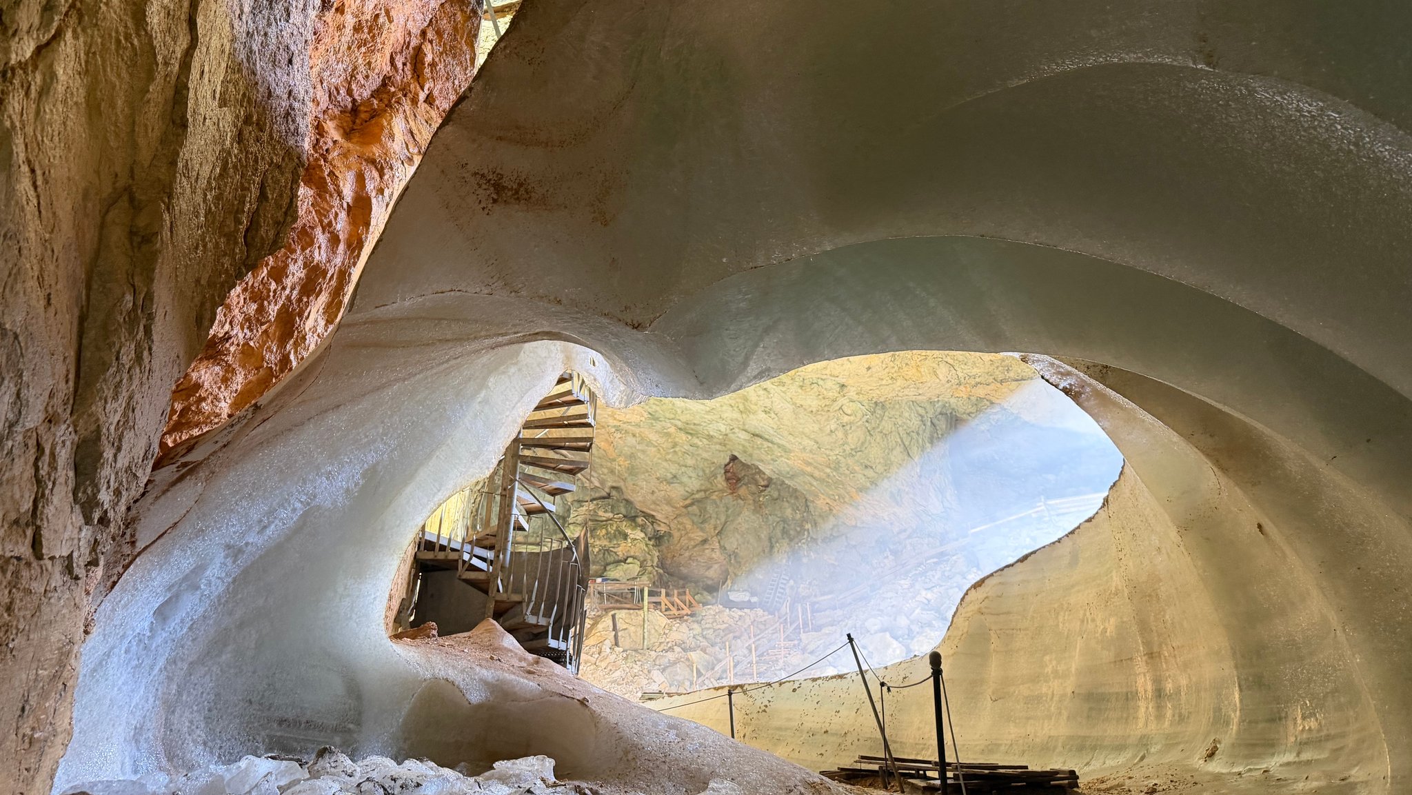 In der Eishöhle Marktschellenberg schmilzt das Eis | Bild: BR24 Gabriel Wirth In der Eishöhle Marktschellenberg schmilzt das Eis