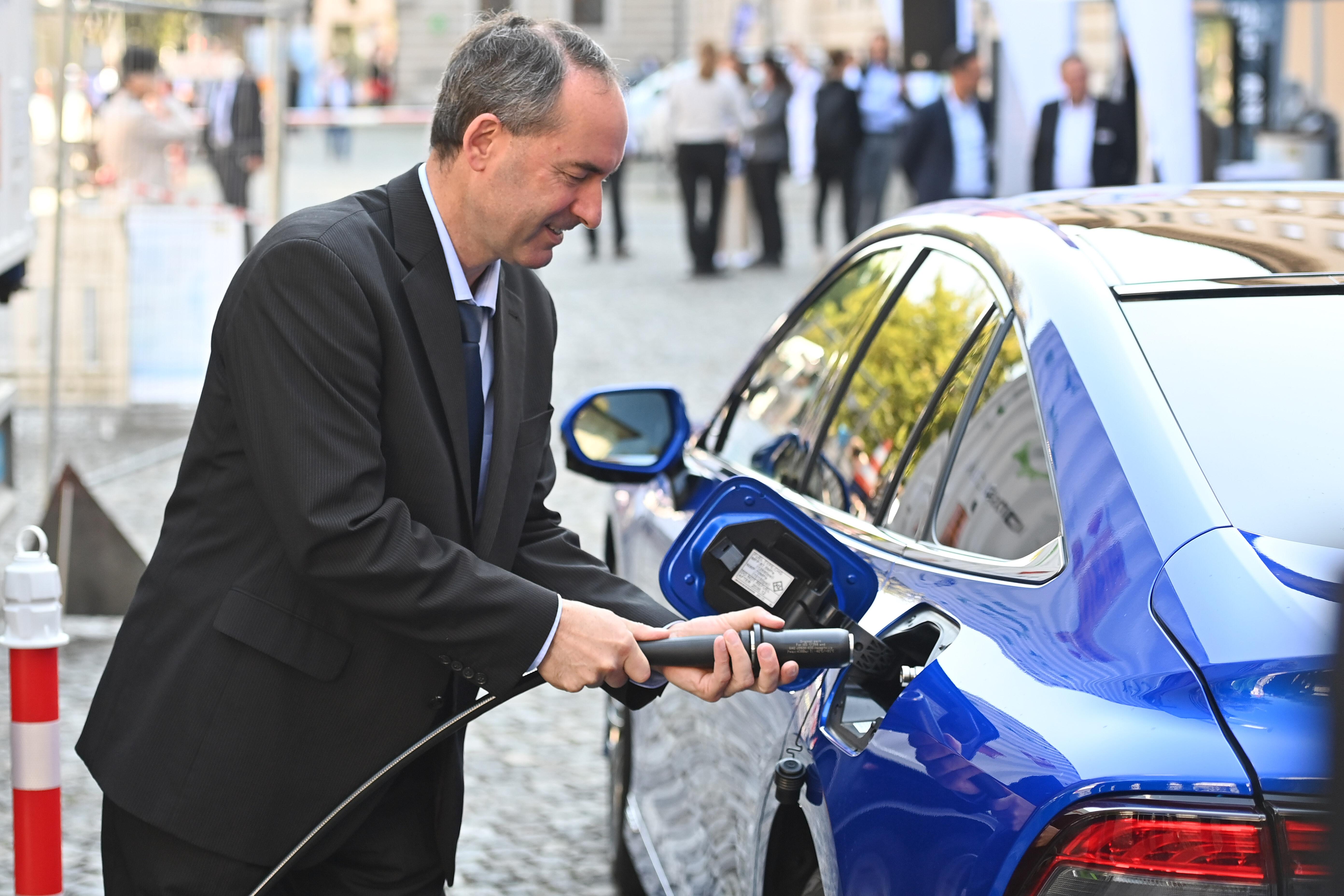 Bayerns Wirtschaftsminister Hubert Aiwanger (FW) beim Betanken eines Wasserstoffautos.