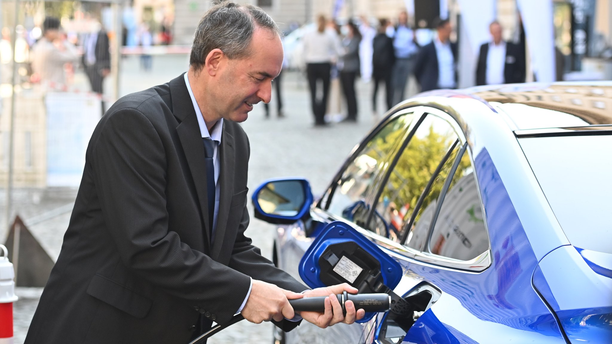Bayerns Wirtschaftsminister Hubert Aiwanger (FW) beim Betanken eines Wasserstoffautos.