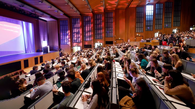 Elf Jahre ist es in Bayern her, dass die Studiengebühren abgeschafft wurden. Jetzt flammt die Diskussion darüber wieder auf. | Bild: Bayerischer Rundfunk 2024 Elf Jahre ist es in Bayern her, dass die Studiengebühren abgeschafft wurden. Jetzt flammt die Diskussion darüber wieder auf.