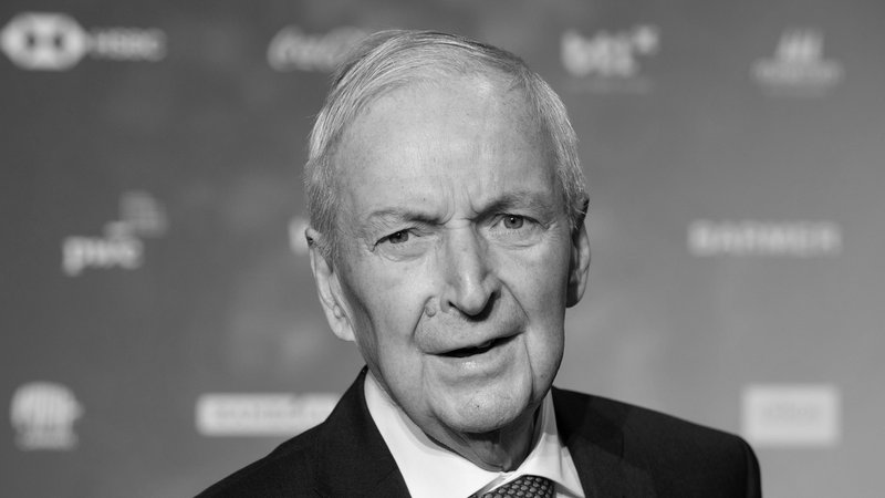 Klaus Töpfer in "Eins zu Eins. Der Talk" von 2009 | Bild: picture-alliance/dpa Klaus Töpfer in "Eins zu Eins. Der Talk" von 2009