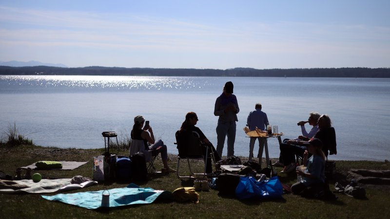 Ausflügler grillen am Ufer des Starnberger Sees im Sonnenschein. | Bild: picture alliance/dpa/Karl-Josef Hildenbrand Ausflügler grillen am Ufer des Starnberger Sees im Sonnenschein.