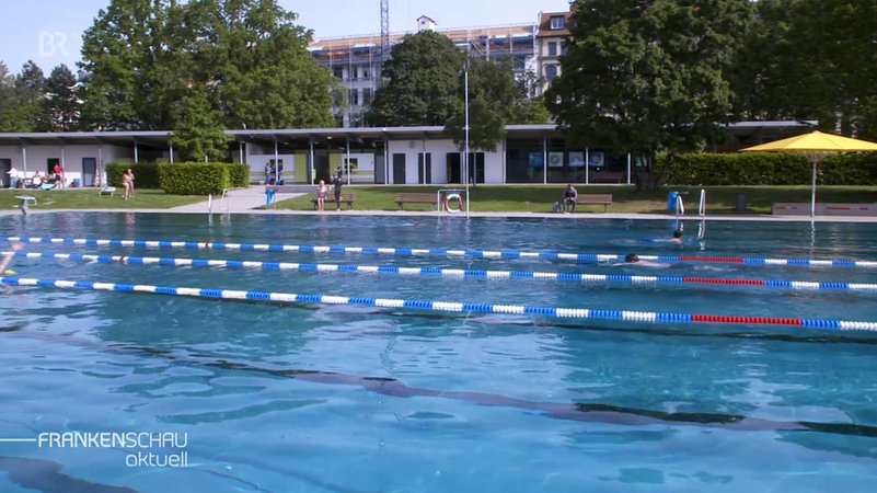 Schwimmbecken des Nürnberger Freibads.