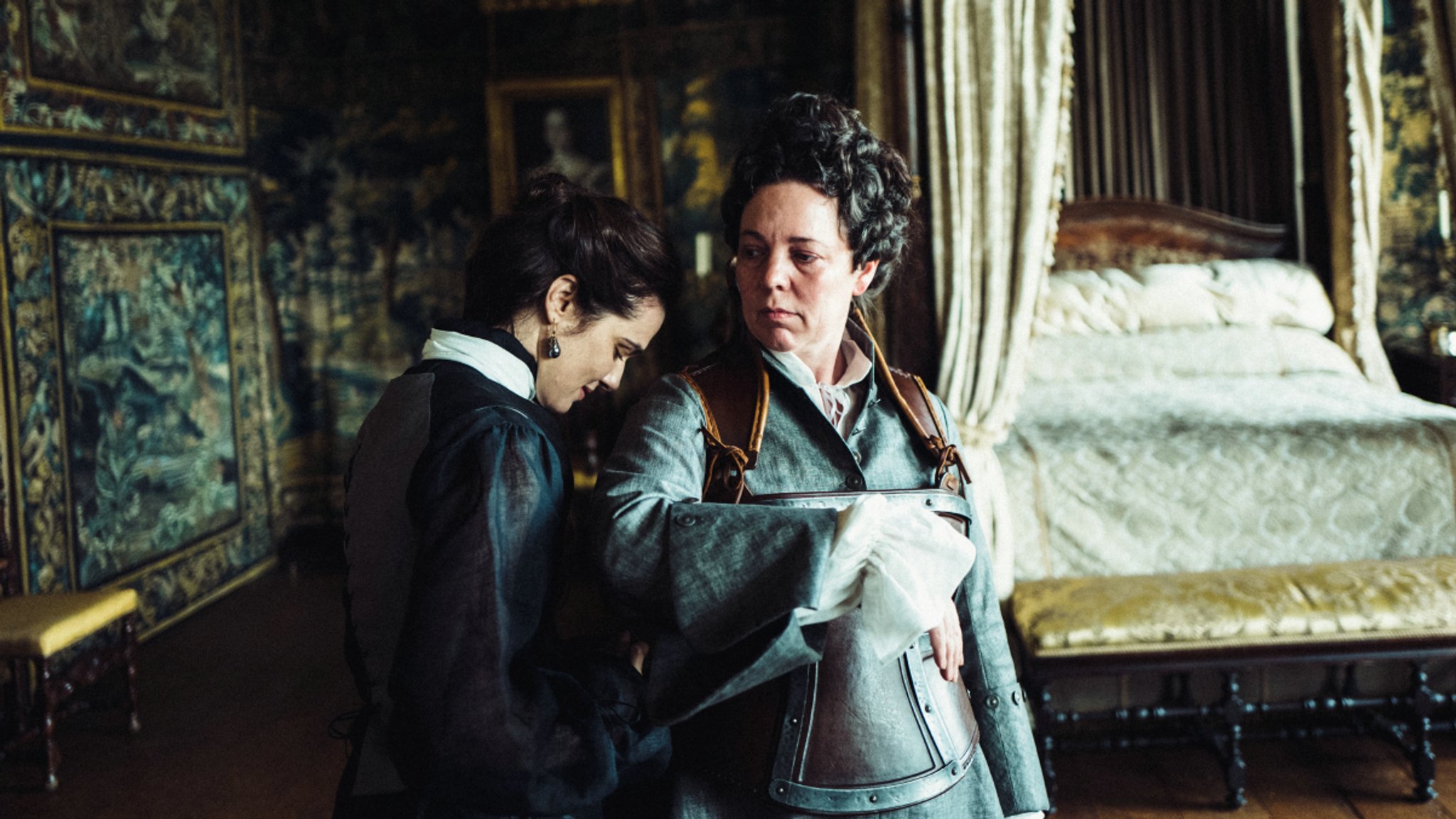 Rachel Weisz (l.) als Lady Sarah versucht die seelisch kranke Queen (Olivia Colman) in jeder Hinsicht auszunutzen. ("The Favourite"-Filmszene)