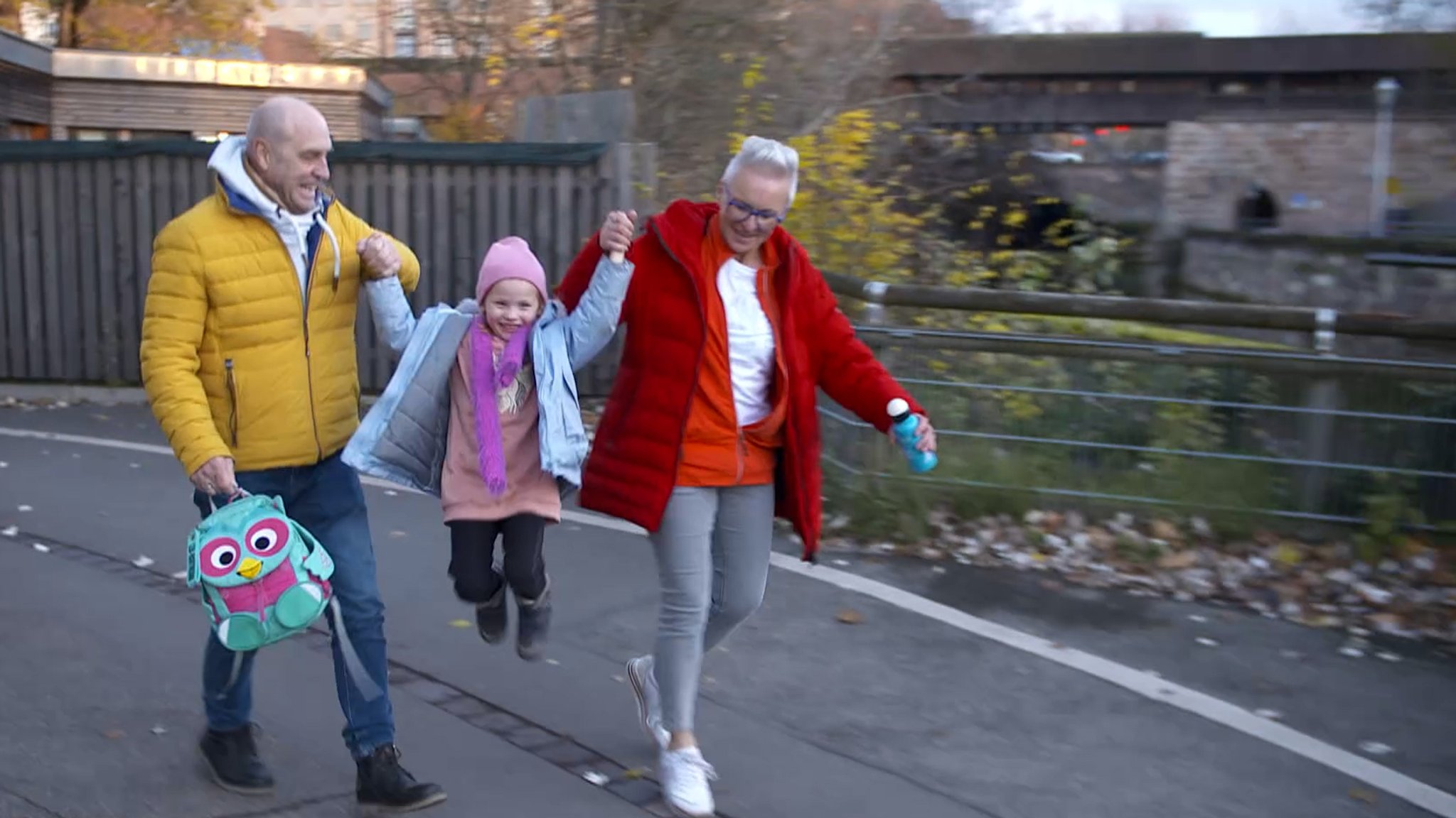 Wunschgroßeltern mit ihrem Wahlenkelkind.