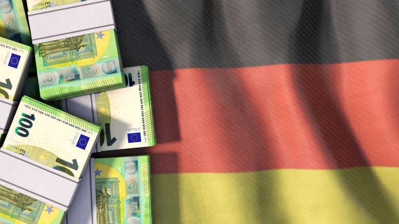 Geldscheine vor einer Deutschlandflagge | Bild:picture alliance / Zoonar | DesignIt