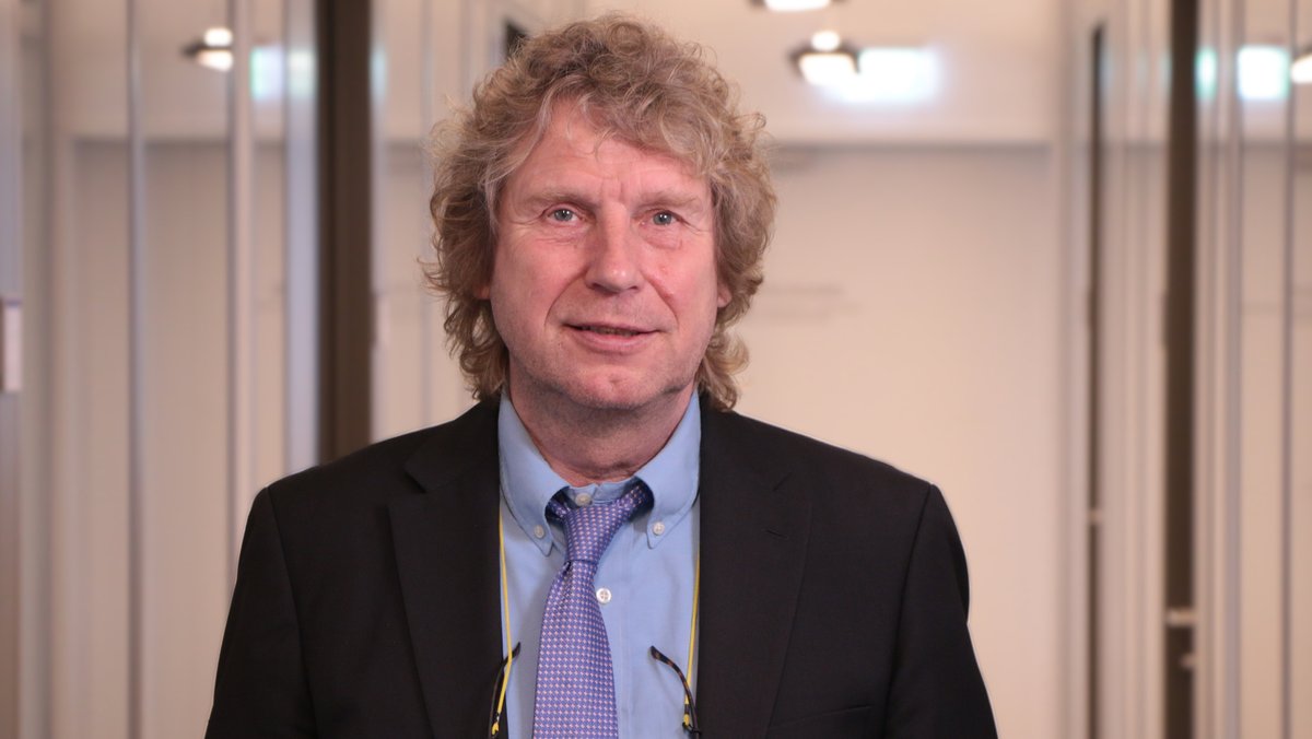 Ein Mann in Anzug und Krawatte und gelocktem Haar schaut direkt in die Kamera: Es ist der Wirtschaftswissenschaftler Bernd Raffelhüschen
